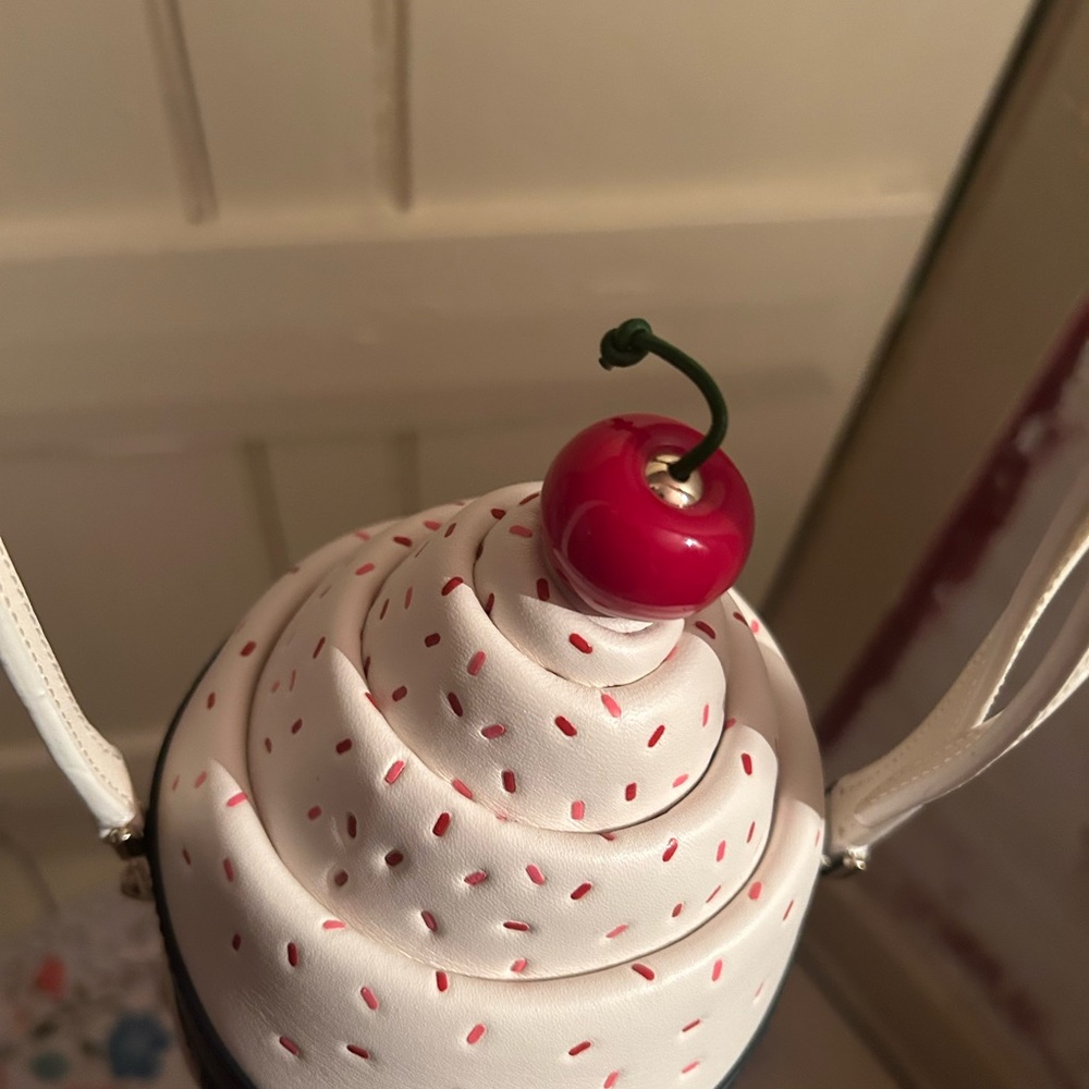 Sundae Kate Spade Bag retails 520CAD - Picture 4 of 6